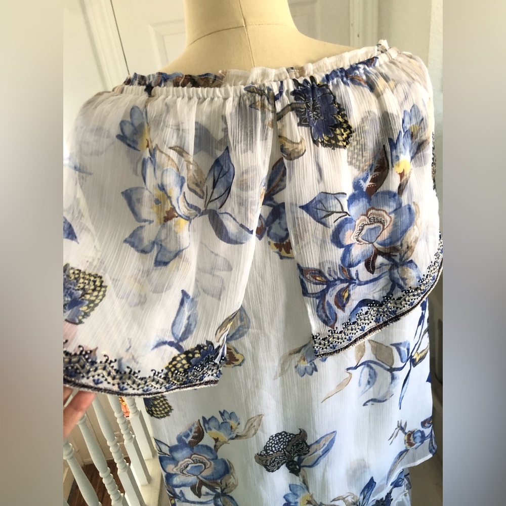 White House Black market, Off the shoulder Embroidered floral printed top. - Picture 9 of 10